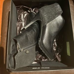 TAHARI leather ankle boots high heels Size 5
